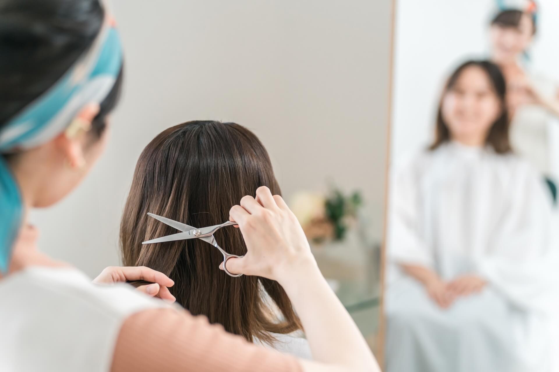 美容師が髪をカットする様子